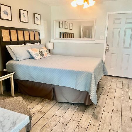 Budget Friendly Condo Perfect For A Romantic Getaway Within Walking Distance To The Beach! Gulf Shores Exterior photo